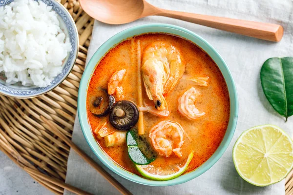 Lezzetli Tom Yam ile karides, baharatlı Tayland Çorbası