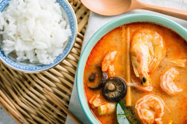 Lezzetli Tom Yam, karides ve şitake mantarlı, baharatlı Tayland çorbası.