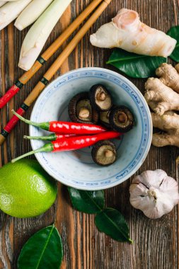 Lezzetli Tayland Tom yer elması çorbası yapmak için gerekli malzemeler.