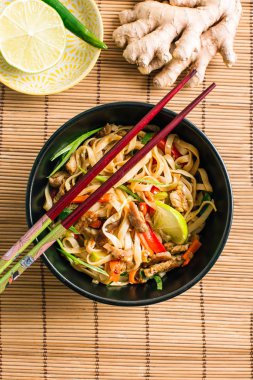 Sebzeli ve domuz etli lezzetli Tayland soba eriştesi, Asya mutfağı.