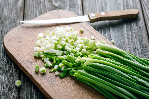 Sliced Fresh green onions on a wooden cutting board — Stock Photo, Image
