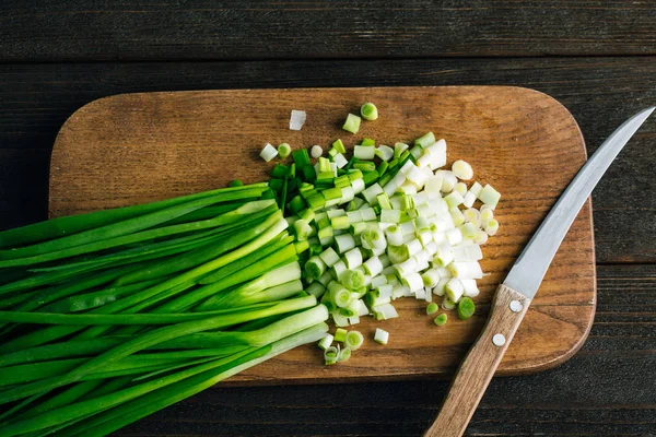 Sliced Fresh green onions on a wooden cutting board — Stock Photo, Image