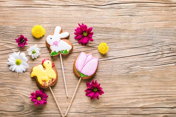 イースタークッキー、ウサギと鶏の形のジンジャーブレッド、花と春のイースターの背景 — ストック写真