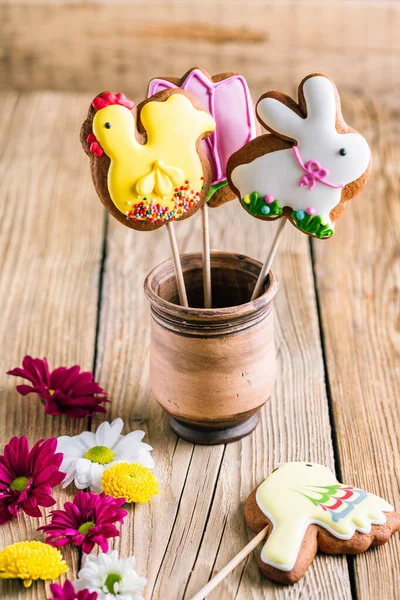 Galletas de Pascua pájaros y conejos en una mesa de madera con espacio para copiar. Tema de hornear primavera — Foto de Stock