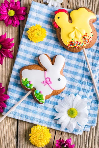 Easter gingerbread rabbit and chicken on a blue napkin on a wooden background — Stock Photo, Image