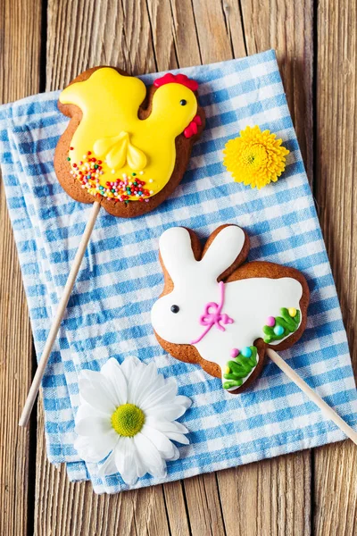 Easter gingerbread rabbit and chicken on a blue napkin on a wooden background — Stock Photo, Image