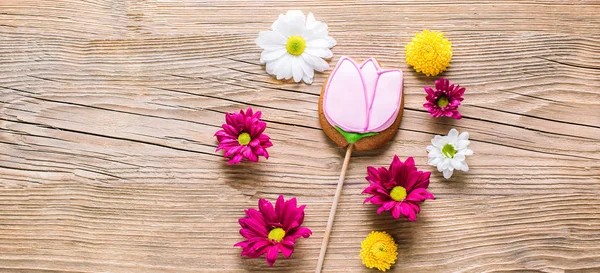 Pan di zenzero a forma di tulipano su sfondo di legno, Pasqua, festa della mamma — Foto Stock