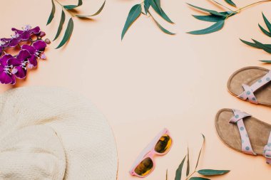 Yaz arkaplanı, hasır şapka, güneş gözlüğü ve sandaletler, pastel ton, kopyalama alanı