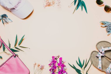 Yaz düzeni arka plan, pembe başlık, güneş gözlükleri, çanta ve sandaletler, pastel ton, kopyalama alanı