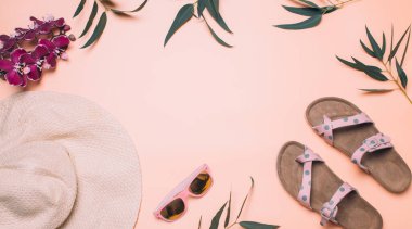 Yaz arkaplanı, hasır şapka, güneş gözlüğü ve sandaletler, pastel tonu, fotokopi alanı, uzun afiş