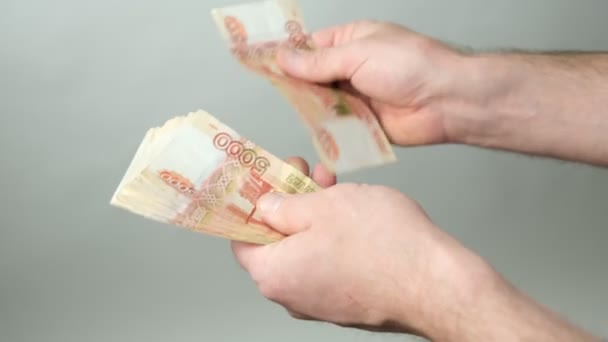 Ein Mann Zählt Russische 000 Rubel Geld — Stockvideo