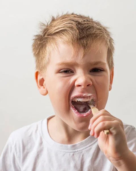 Słodkie chłopiec pozowanie z bambusowa szczoteczka do zębów w jego usta, dziecko myje zęby — Zdjęcie stockowe