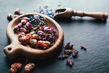 Şifalı bitkiler, kurutulmuş çiçekler, bitki çayı.