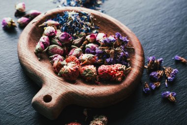 Şifalı bitkiler, kurutulmuş çiçekler, bitki çayı.