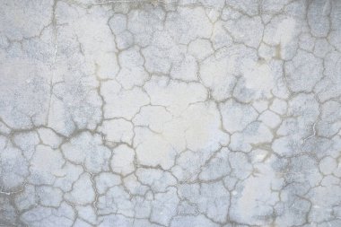 Mavi bir arka planı olan eski alçılı duvar.