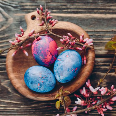 Ahşap arka planda pembe ve mavi paskalya yumurtaları