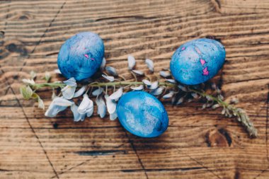 Ahşap arka planda mavi paskalya yumurtaları