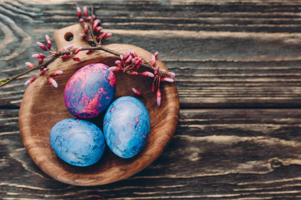 Huevos Pascua Rosados Azules Sobre Fondo Madera —  Fotos de Stock