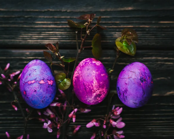 Tres Huevos Pascua Púrpura Sobre Fondo Madera Oscura —  Fotos de Stock