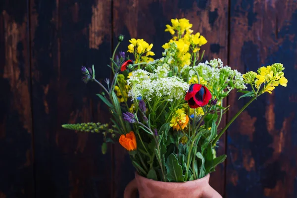 Fleurs Sauvages Sauvages Dans Vase Argile Gros Plan Espace Copie — Photo