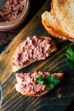 Lezzetli ev yapımı ciğer ezmesi ve bir dilim buğday ekmeği.