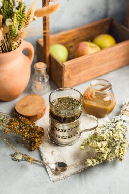 Kurutulmuş şifalı bitkilerden yararlı çay, alternatif tıp