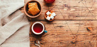 Tahta bir masada çay ve kurabiye, kopyalama alanı