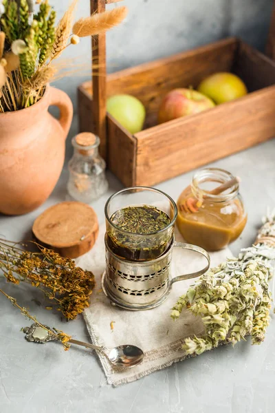 Chá útil de ervas medicinais secas, medicina alternativa — Fotografia de Stock