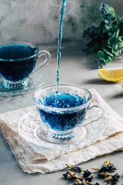 Güzel bir fincanda bezelye çiçeği çayı, mavi çay