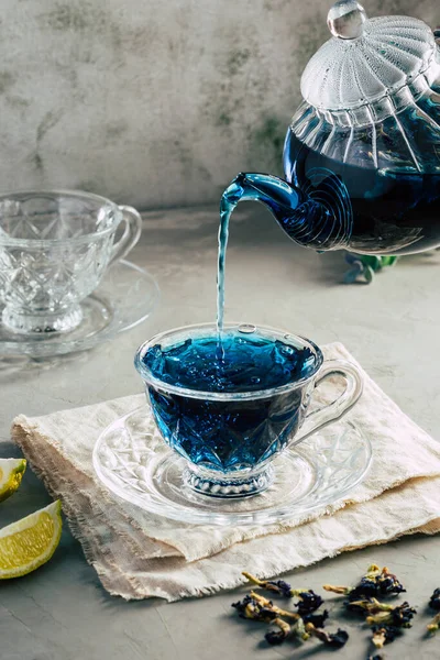 Flor Guisante Una Hermosa Taza Vidrio Azul — Foto de Stock