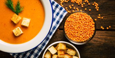 Lezzetli mercimek çorbası, üst manzara, doğu mutfağı.