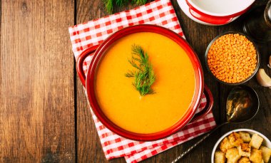 Mercimek ezilmiş çorba, ahşap zemin