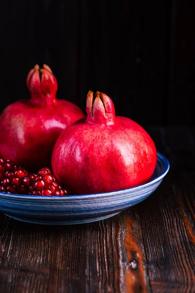 Reifer Granatapfel Auf Hölzernem Hintergrund Kopierraum — Stockfoto