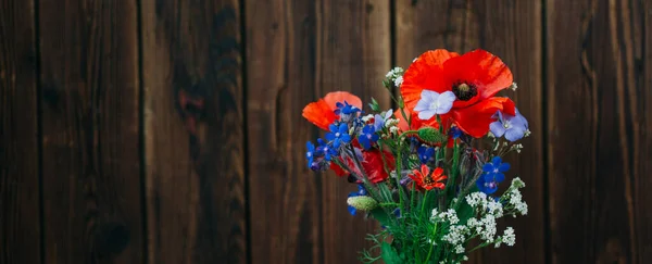 Fiori Campo Uno Sfondo Legno Mazzo Papaveri Nature Morte — Foto Stock