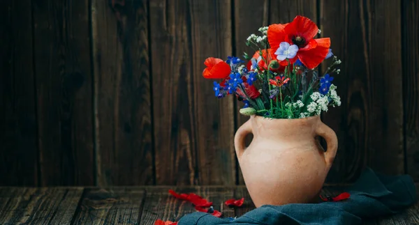 Fiori Campo Uno Sfondo Legno Mazzo Papaveri Nature Morte — Foto Stock