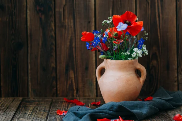 Fiori Campo Uno Sfondo Legno Mazzo Papaveri Nature Morte — Foto Stock