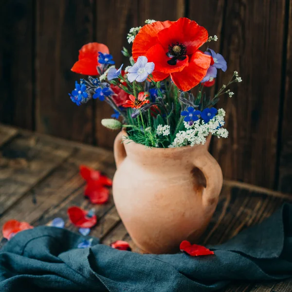 Fiori Campo Uno Sfondo Legno Mazzo Papaveri Nature Morte — Foto Stock