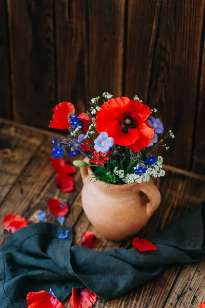 Fiori Campo Uno Sfondo Legno Mazzo Papaveri Nature Morte — Foto Stock