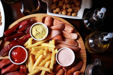 Patates kızartması, sosis mix, bezelye bira ayarla güveç 