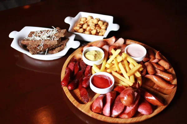 Beer Set. French fries , sausage mix ,garlic bread , stew peas , — Stock Photo, Image