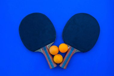 Tenis raketleri bir tablo