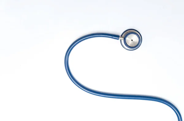 Nära upp blå stetoskop över isolerade vit bakgrund — Stockfoto