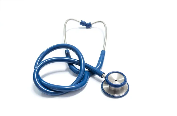 Vista ravvicinata dello stetoscopio blu su sfondo bianco isolato — Foto Stock