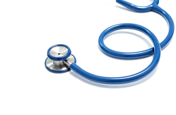 Nära upp blå stetoskop över isolerade vit bakgrund — Stockfoto