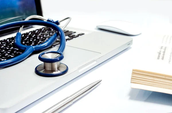 Laptop klavye, stetoskop pc klavye üzerinde stetoskop