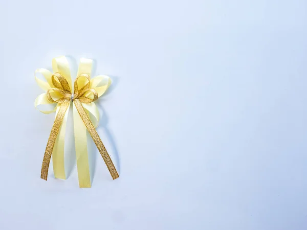 Χρυσός κορδέλα με φιόγκο που απομονώνονται σε λευκό φόντο Εικόνα Αρχείου