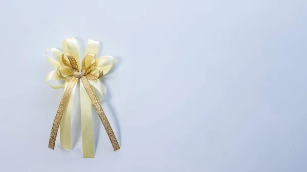 Χρυσός κορδέλα με φιόγκο που απομονώνονται σε λευκό φόντο Φωτογραφία Αρχείου