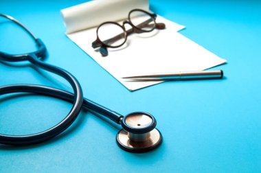 stetoskop, tablet pc mavi renk arka plan üzerinde. Tıbbi technol