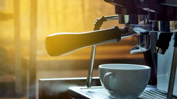 Preparare il caffè nella macchinetta del caffè. Mattina luce atmosferica — Foto Stock