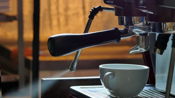Preparare il caffè nella macchinetta del caffè. Mattina luce atmosferica — Foto Stock